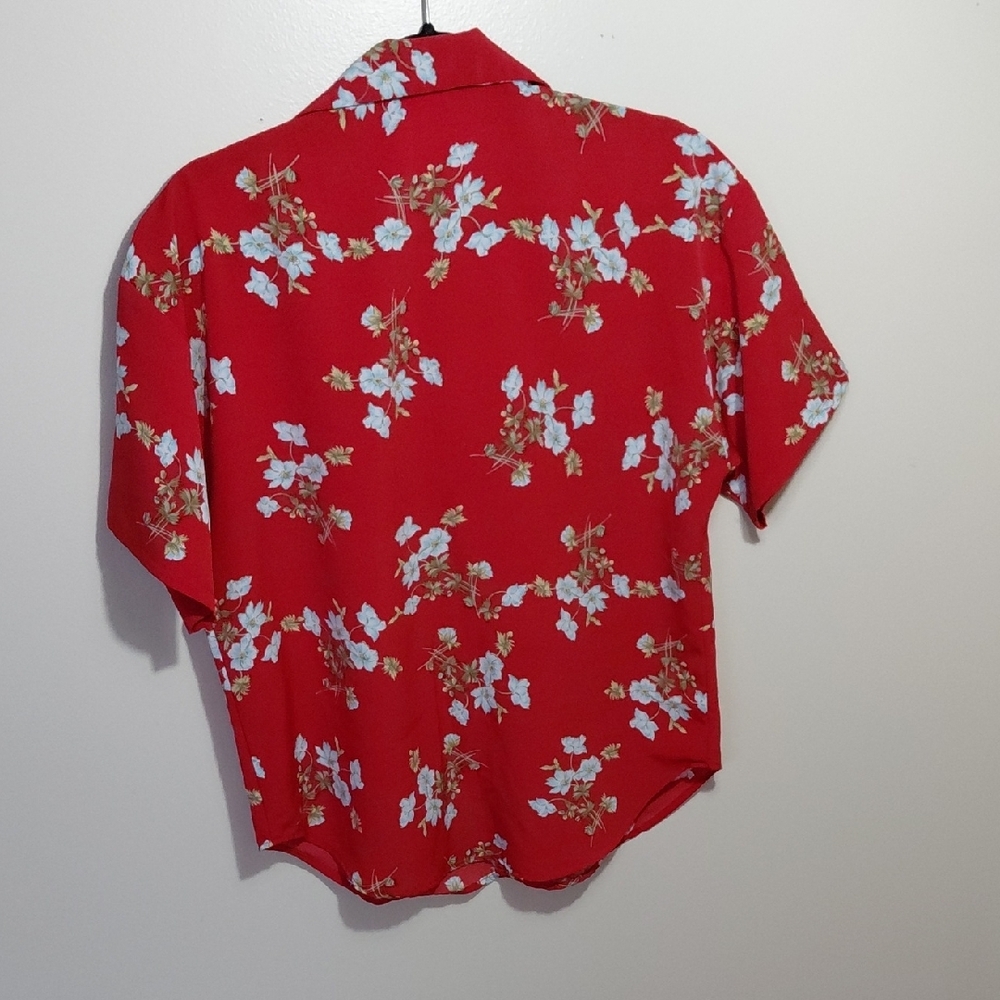 🔴 Women's Red Floral Short-Sleeve Button-Up Shirt - Picture 2 of 5